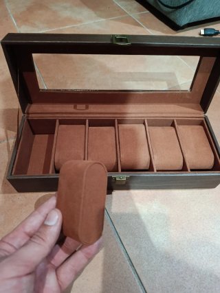 Relojero de madera con tapa de cristal