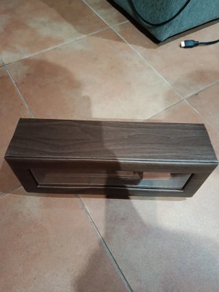 Relojero de madera con tapa de cristal