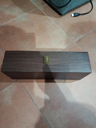 Relojero de madera con tapa de cristal