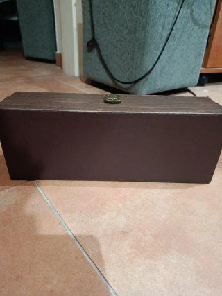 Relojero de madera con tapa de cristal