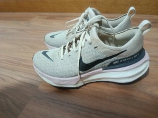 Nike Invincible Run 3 Beige/Rosa Talla [Talla]