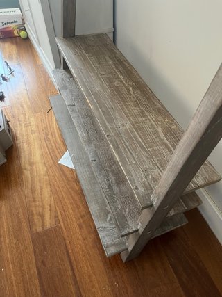Estantería de madera estilo escalera