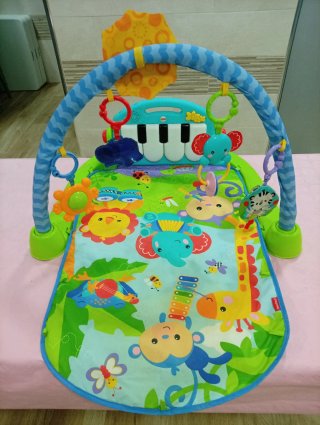 Manta de juegos infantil con piano y gimnasio