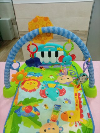 Manta de juegos infantil con piano y gimnasio