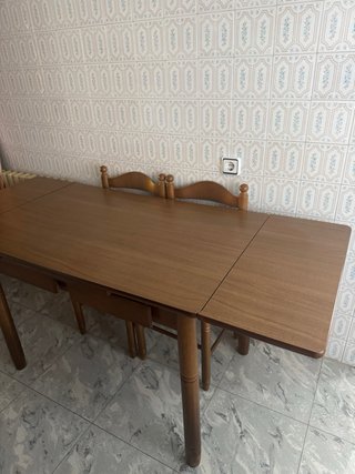Mesa extensible y 6 sillas de madera