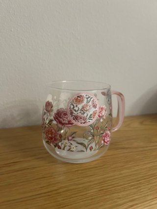 Tazza in vetro con fiori rosa
