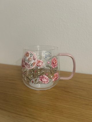 Tazza in vetro con fiori rosa