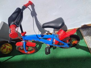 Bicicleta infantil azul y roja