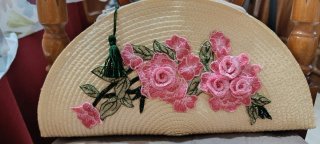 Bolso de mano beige con rosas rojas