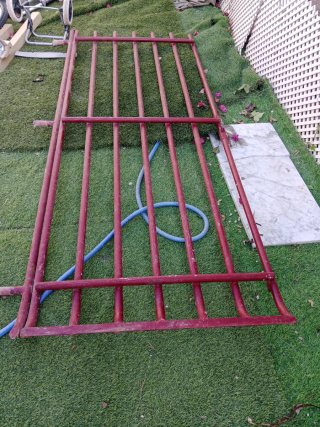 Puerta de jardín de metal roja
