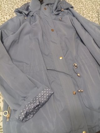 Cazadora ligera azul con capucha