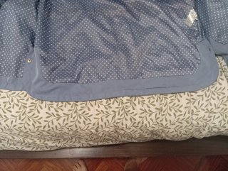 Cazadora ligera azul con capucha