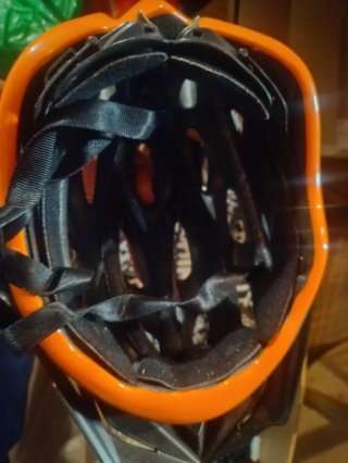 Casco de bici naranja y blanco