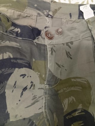 Pantalón cargo estampado mujer