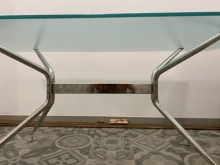 Mesa de comedor cristal y metal