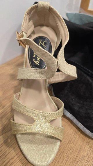 Sandalias doradas tacón aguja ceremonia