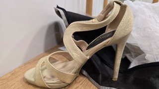 Sandalias doradas tacón aguja ceremonia