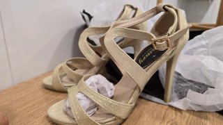 Sandalias doradas tacón aguja ceremonia