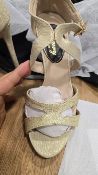 Sandalias doradas tacón aguja ceremonia