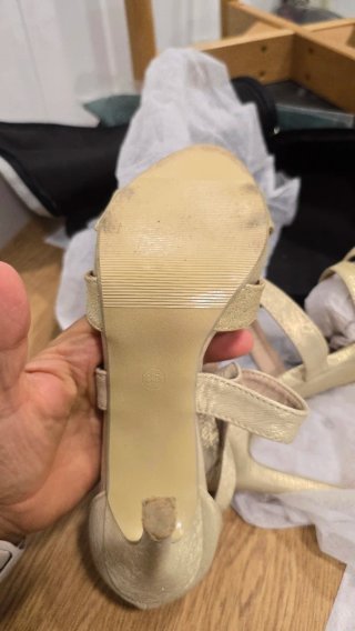 Sandalias doradas tacón aguja ceremonia