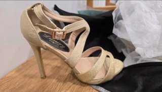 Sandalias doradas tacón aguja ceremonia