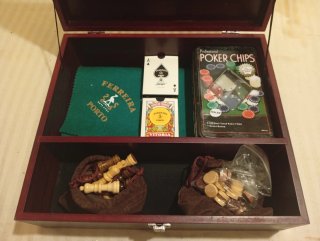 Caja de madera para juegos. AJEDREZ, DAMAS. POKER