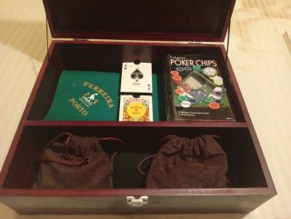 Caja de madera para juegos. AJEDREZ, DAMAS. POKER