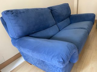 Sofá azul y mesa de TV