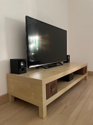 Sofá azul y mesa de TV