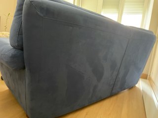 Sofá azul y mesa de TV