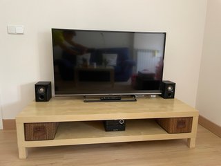 Sofá azul y mesa de TV