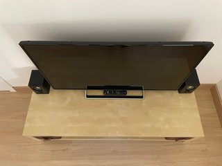 Sofá azul y mesa de TV