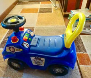 Coche de juguete azul para niños
