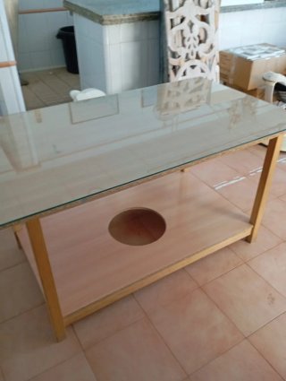 Mesa de madera y cristal con hueco