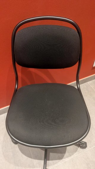 Silla de oficina negra con ruedas