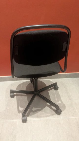 Silla de oficina negra con ruedas