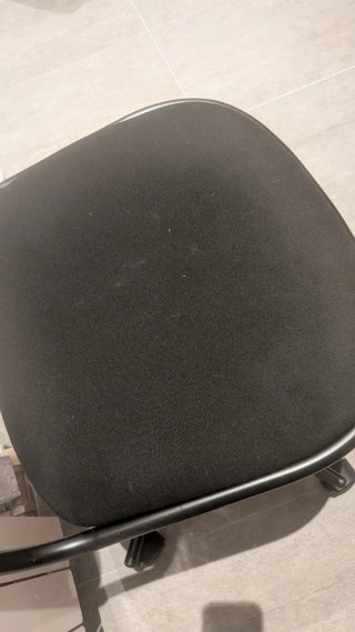 Silla de oficina negra con ruedas