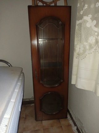 Mueble vitrina madera y cristal