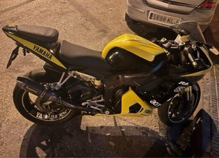 Yamaha R6 YZF Sportbike Amarilla y Negra