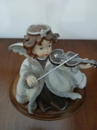 Figura de ángel tocando violín