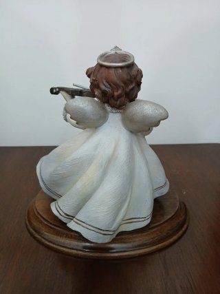 Figura de ángel tocando violín