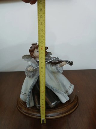 Figura de ángel tocando violín