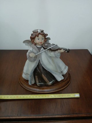 Figura de ángel tocando violín