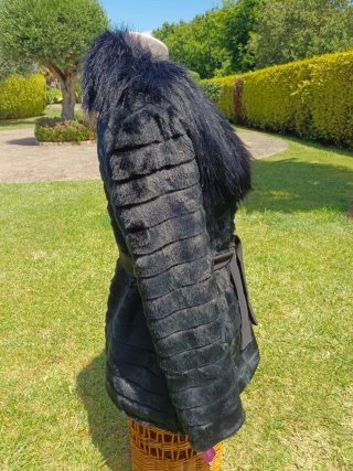 Abrigo negro con cuello de pelo
