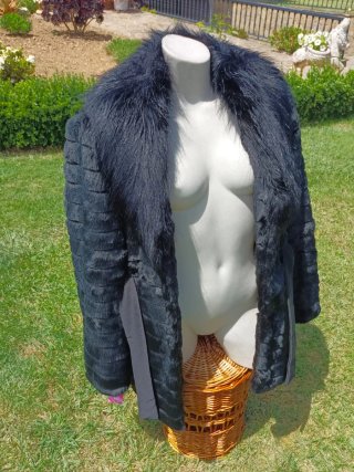 Abrigo negro con cuello de pelo