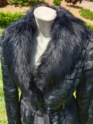 Abrigo negro con cuello de pelo