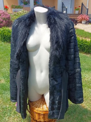 Abrigo negro con cuello de pelo