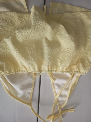 Top giallo con scollo all'americana
