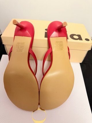 Sandalias rojas de dedo