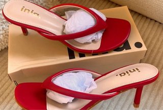 Sandalias rojas de dedo